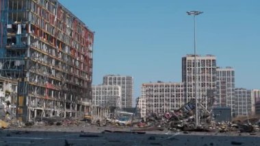 KYIV, UKRAINE, 25 Mart 2022: Rus füzesi 20 Mart 'ta alışveriş ve eğlence merkezi Retroville' i yok etti. Kazıcı molozları temizliyor. Bombalamadan sonra. Ukrayna halkına terör ve soykırım