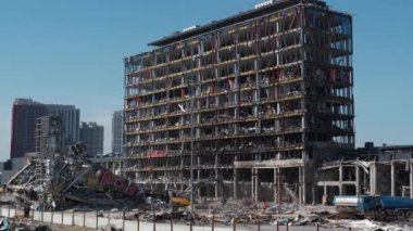 KYIV, UKRAINE, 15 Nisan 2022: Rus terörist ordusu füze attı ve alışveriş ve eğlence merkezi Retroville 'i yok etti, 20 Mart' ta insanları öldürdü. Ukrayna halkına terör ve soykırım