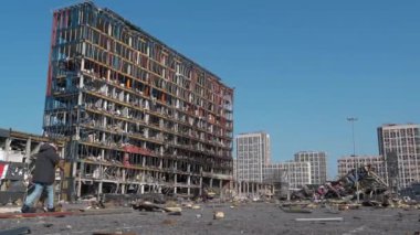 KYIV, UKRAINE, 15 Nisan 2022 Bombalamadan sonra. Ukrayna 'da savaş. Rus füzesi 20 Mart 2022 'de Kyiv' de spor salonu olan alışveriş ve eğlence merkezi Retroville 'i yerle bir etti.