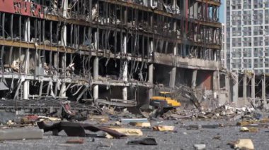 UKRAINE, KYIV, 25 Mart 2022: Rus füzesi 20 Mart 'ta alışveriş ve eğlence merkezi Retroville' i yok etti. Kazıcı molozları temizliyor. Bombalamadan sonra. Ukrayna halkına terör ve soykırım