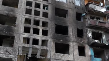 Bombalamadan sonra. Ukrayna 'da savaş. Ukrayna halkına terör ve soykırım. Rus teröristler, Mart 2022 'de Kyiv' in Obolon ilçesinde bombalı konutlar tarafından yok edildi. Rusya - terörist ülke