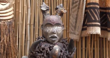 Afrika 'daki Gine Körfezi kıyısında yaşayan Baga kabilesinin kültürel eseri. Baga halkı, toplamda 45.000 kişi, Gine kıyısında, köylerde yaşıyor ve beş ya da altı klan içeriyor.