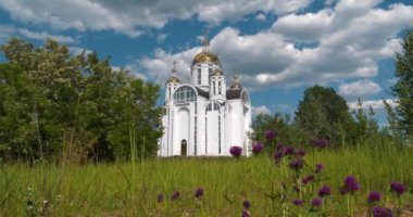 Ukrayna, Kyiv Bölgesi Bucha kasabasındaki St. Andrew Pyervozvannoho ve All Saints Kilisesi. Sinema 4K 60fps video
