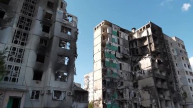 Bombalamadan sonra. Rus teröristler, Şubat 2022 'de Ukrayna' nın Kyiv Bölgesi, Borodyanka kasabasında evleri bombalayarak yok ettiler ve insanları öldürdüler. Ukrayna halkına terör ve soykırım