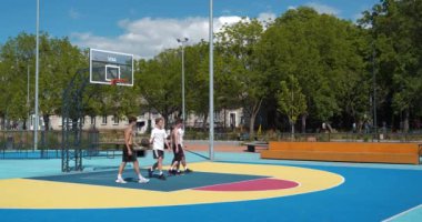 KYIV, UKRAINE, 26 Temmuz 2022: Gençler Ukrayna 'nın Kyiv, Ukrayna' nın Teremky semtindeki çok amaçlı kalıcı sergi kompleksi Expocenter 'daki yeni açık hava spor sahasında sokak basketbolu oynuyorlar.