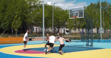 KYIV, UKRAINE, 26 Temmuz 2022: Slow Motion Teenagers, Ukrayna 'nın Teremky semti Kyiv, Ukrayna' daki çok amaçlı sergi kompleksi olan Ukrayna 'nın merkezindeki yeni açık hava spor sahasında sokak topu oynuyor
