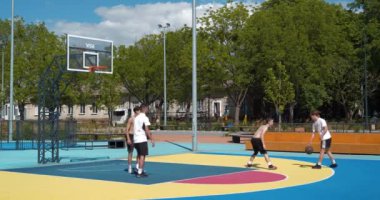 KYIV, UKRAINE, 26 Temmuz 2022: Gençler Ukrayna 'nın Kyiv, Ukrayna' nın Teremky semtindeki çok amaçlı kalıcı sergi kompleksi Expocenter 'daki yeni açık hava spor sahasında sokak basketbolu oynuyorlar.