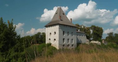 14. yüzyıldan kalma Halych Kalesi. Batı Ukrayna 'daki Dniester Nehri üzerindeki şehir. Şehir adını tarihi Galiçya ya da Halychyna ili ve Galiçya-Volhynia Krallığı 'ndan Halych Prensliğine vermiştir.