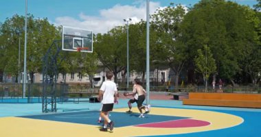 KYIV, UKRAINE, 26 Temmuz 2022: Kyiv 'de kalıcı çok amaçlı sergi kompleksi olan Ukrayna' nın merkezindeki yeni açık hava spor sahasında erkekler sokak topu oynuyor