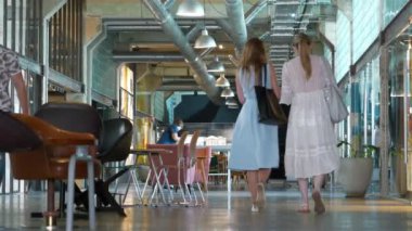 IVANO-FRANKIVSK, UKRAINE, AĞUSTOS 19, 2022: Eski fabrika atölyesindeki Slow Motion People. Ortak çalışma - birçok şirketin işçilerinin ofis alanını paylaştığı bir düzenleme