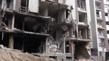 Bombalamadan sonra. Kyiv şehrindeki Rus füzesinden zarar gören bir ev. Ukrayna 'da savaş. Ukrayna halkına terör ve soykırım