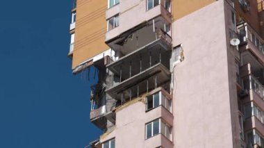 Bombalamadan sonra, Rus füzesi Kiev şehrindeki yüksek katlı apartmana zarar verdi. Ukrayna 'da savaş. Ukrayna halkına terör ve soykırım