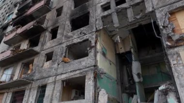 Bombalamadan sonra. Kyiv şehrinde Rus bombasıyla yıkılmış bir ev. Rus saldırganlığı. Ukrayna 'da savaş. Ukrayna halkına terör ve soykırım