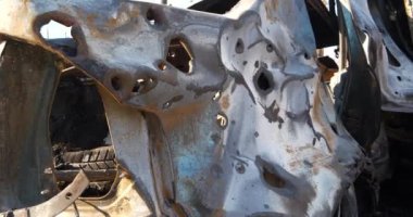 Bombalamadan sonra. Kyiv şehrinde Rus füzesi tarafından yakılmış hurda bir araba. Ukrayna 'da savaş. Ukrayna halkına terör ve soykırım