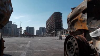 Ukrayna 'da savaş. Bombalamadan sonra. Arabalar Rus füzesiyle yakıldı. Füze Kyiv 'deki alışveriş ve eğlence merkezini yok etti. Ukrayna halkına terör ve soykırım