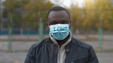 Tıbbi maskeli Afro-Amerikalı bir eylemci ve tek bir grevde nefes alamıyorum. Siyahi Yaşamı Önemlidir, BLM, ırksal ayrımcılık, ABD 'de toplu protestolar