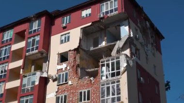 Rus bombardımanı, Mart 2022 'de Irpin kasabası Kyiv Oblastı' ndaki konutları yok etti ve insanları öldürdü. Bombalamadan sonra. Ukrayna 'da savaş. Rus saldırganlığı. Ukrayna halkına terör ve soykırım