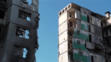 Bombalamadan sonra. Rus hava kuvvetleri, Şubat 2022 'de Ukrayna' nın Kyiv Bölgesi 'ndeki Borodyanka kasabasında evleri bombaladı ve insanları öldürdü. Ukrayna halkına terör ve soykırım