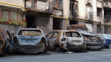 Rus ordusu Mart 2022 'de Irpin kasabası Kyiv Oblastı' nda arabaları, evleri tahrip etti ve insanları öldürdü. Bombalamadan sonra. Ukrayna 'da savaş. Rus saldırganlığı. Ukrayna halkına terör ve soykırım