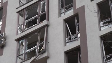 Bombalamadan sonra. 2022 Nisan 'ının sonunda Kyiv şehrinde Rus füzeleri tarafından tahrip edilen konut. Rus saldırganlığı. Ukrayna 'da savaş. Ukrayna halkına terör ve soykırım