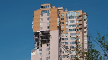 Bombalamadan sonra. Rus silahlı kuvvetleri, Şubat 2022 'de Kyiv şehrindeki bir füze konutu tarafından hasar gördü. Ukrayna 'da savaş. Rus saldırganlığı. Ukrayna halkına terör ve soykırım