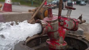Tesisat sistemindeki Yavaş Hareket Boşaltma Suyu. Musluktan ve borudan su akıyor