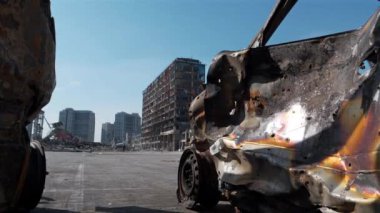 Bombalamadan sonra. Arabalar Rus füzesiyle yakıldı. Füze Mart 2022 'de Kyiv şehrindeki alışveriş ve eğlence merkezini yok etti. Ukrayna 'da savaş. Ukrayna halkına terör ve soykırım