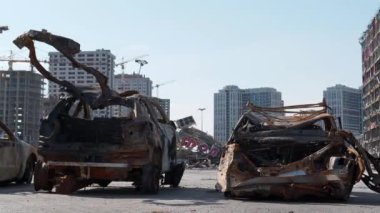 Ukrayna 'da savaş. Bombalamadan sonra. Arabalar Rus füzesiyle yakıldı. Füze Mart 2022 'de Kyiv şehrindeki alışveriş ve eğlence merkezini yok etti. Ukrayna halkına terör ve soykırım