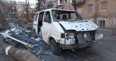 Rus füzesi 18 Mart 2022 'de Kyiv' deki minibüsü ve hasarlı evleri imha etti. Rus saldırısı, bombalama, Ukrayna 'da savaş, terör ve Ukrayna halkının soykırımı