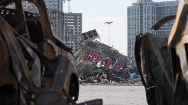 KYIV, UKRAINE, 15 Nisan 2022: Ukrayna halkına yönelik terör ve soykırım. Arabalar Rus füzesiyle yakıldı. Füze 20 Mart 2022 'de Kyiv şehrindeki Retroville' deki alışveriş ve eğlence merkezini yok etti.