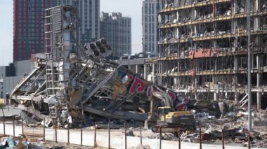 KYIV, UKRAINE, 15 Nisan 2022: kazıcı molozları temizliyor. Bombalamadan sonra. Rus füzesi 20 Mart 2022 'de Kyiv şehrindeki alışveriş ve eğlence merkezi Retroville' i yok etti. Ukrayna 'da Savaş