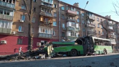 UKRAINE, KYIV, 20 Mart 2022 Bombalamadan sonra. 14 Mart 2022 'de Rus füzesi yeşil tramvayı ve Kyiv şehrinin merkezindeki evleri tahrip etti. Ukrayna 'da savaş. Ukrayna halkına terör ve soykırım