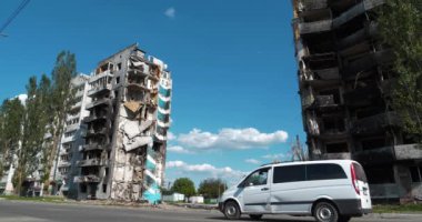 UKRAINE, BORODYANKA, 8 Haziran 2022: bombardımandan sonra. Rus hava kuvvetleri Şubat ayı sonunda bombalar attı, binaları yıktı ve sivilleri öldürdü. Ukrayna halkına terör ve soykırım