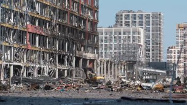 KYIV, UKRAINE, 15 Nisan 2022: Rus füzesi 20 Mart 2022 tarihinde Kyiv 'deki alışveriş ve eğlence merkezi Retroville' i yok etti. Bombalamadan sonra. Kazıcı molozları temizliyor. Ukrayna 'da Savaş