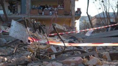 UKRAINE, KYIV, 20 Mart 2022 Bombalamadan sonra. Ukrayna 'da savaş. Rus füzesi 18 Mart 2022 'de Kyiv şehrinin yerleşim bölgesindeki evi yok etti. Ukrayna halkına terör ve soykırım