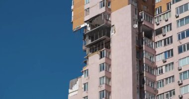 Rus füzesi Kiev şehrinde çok katlı bir binaya hasar verdi. Rus saldırganlığı. Ukrayna 'da savaş. Ukrayna halkına terör ve soykırım