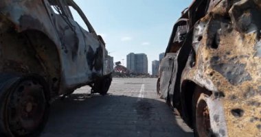 Arabalar Rus füzesiyle yakıldı. Füze Kyiv şehrindeki alışveriş ve eğlence merkezini yok etti. Bombalamadan sonra. Ukrayna 'da savaş. Ukrayna halkına terör ve soykırım