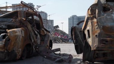 KYIV, UKRAINE, 15 Nisan 2022 Rus füzesiyle yakılan arabalar. Füze, 20 Mart 2022 'de Kyiv' in konut alanındaki alışveriş ve eğlence merkezi Retroville 'i yok etti. Bombalamadan sonra. Ukrayna 'da Savaş