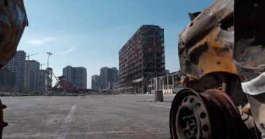 KYIV, UKRAINE, 15 Nisan 2022 Rus füzesiyle yakılan arabalar. Füze 20 Mart 2022 'de Kyiv şehrindeki Retroville alışveriş ve eğlence merkezini yok etti. Ukrayna halkına terör ve soykırım
