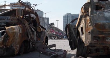KYIV, UKRAINE, 15 Nisan 2022 Rus füzesiyle yakılan arabalar. Füze 20 Mart 2022 'de Kyiv şehrindeki Retroville alışveriş ve eğlence merkezini yok etti. Ukrayna halkına terör ve soykırım