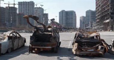 KYIV, UKRAINE, 15 Nisan 2022 Rus füzesiyle yakılan arabalar. Füze 20 Mart 2022 'de Kyiv şehrindeki Retroville alışveriş ve eğlence merkezini yok etti. Ukrayna halkına terör ve soykırım