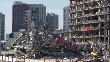 KYIV, UKRAINE, 15 Nisan 2022: Rus füzesi 20 Mart 2022 tarihinde Kyiv 'deki alışveriş ve eğlence merkezi Retroville' i yok etti. Bombalamadan sonra. Kazıcı molozları temizliyor. Ukrayna 'da Savaş