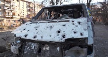 KYIV, UKRAINE, 20 Mart 2022: Rus füzesi 18 Mart 2022 tarihinde Kyiv 'de otomobili ve hasar gören evleri imha etti. Bombalama, Ukrayna 'daki savaş, terör ve Ukrayna halkının soykırımı sonrasında