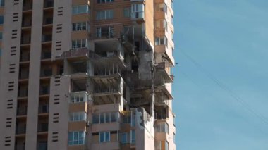 UKRAINE, KYIV, 11 Mayıs 2022: Rus füzesi 26 Şubat 2022 tarihinde Kiev 'deki çok katlı bir yerleşim yerine hasar verdi. Rus saldırganlığı. Ukrayna 'da savaş. Ukrayna halkına terör ve soykırım