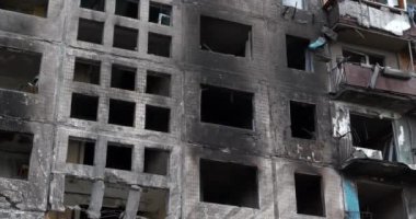 UKRAINE, KYIV, 15 Nisan 2022: 14 Mart 2022 'de Rus bombasıyla yıkılan ev. Bombalamadan sonra. Rus saldırganlığı. Ukrayna 'da savaş. Ukrayna halkına terör ve soykırım