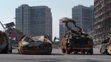 UKRAINE, KYIV, 15 Nisan 2022 Rus füzesiyle yakılan arabalar. Füze 20 Mart 2022 'de alışveriş ve eğlence merkezi Retroville' i yok etti. Ukrayna 'da savaş. Ukrayna halkına terör ve soykırım