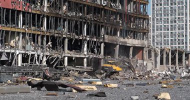UKRAINE, KYIV, 15 Nisan 2022: Rus füzesi 20 Mart 2022 'de Kyiv' deki alışveriş ve eğlence merkezi Retroville 'i yok etti. Bombalamadan sonra. Ukrayna 'da savaş. Ukrayna halkına terör ve soykırım