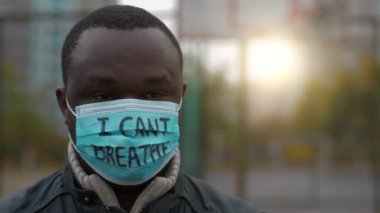 Ağır Afrikalı Afrikalı Amerikalı, tıbbi maskeli, üzerinde 