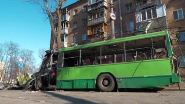 KYIV, UKRAINE, 20 Mart 2022: Rus füzesi 14 Mart 2022 'de Kyiv şehrinin merkezindeki yeşil bir tramvayı ve bitişik evleri tahrip etti. Rus saldırganlığı, sıkıyönetim ve Ukrayna 'da savaş