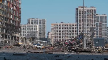 KYIV, UKRAINE, 25 Mart 2022: Rus füzesi 20 Mart 2022 tarihinde Kyiv şehrinin yerleşim alanındaki alışveriş ve eğlence merkezi Retroville 'i tahrip etti. Bombalamadan sonra. Rus saldırganlığı. Ukrayna 'da Savaş